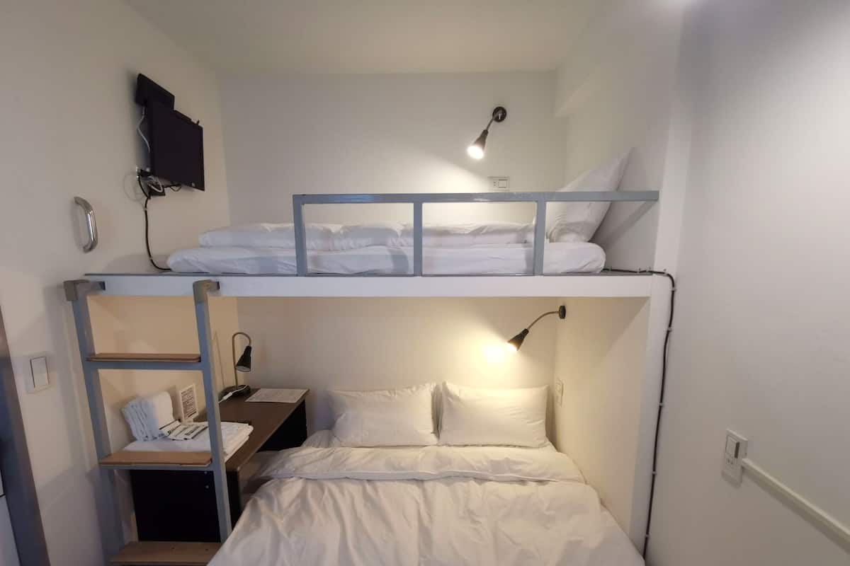 ห้องดับเบิล, ห้องน้ำรวม | โต๊ะทำงาน, Wi-Fi ฟรี, ผ้าปูที่นอน