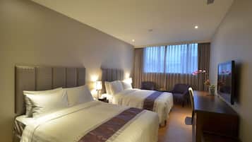 Neljän hengen perhehuone | Tallelokero huoneessa, työpöytä, pimennysverhot, äänieristys