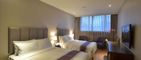 Caja de seguridad en la habitación, escritorio y cortinas blackout