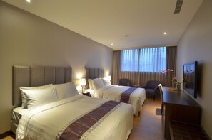 Family Quadruple Room | In-room safe, desk, blackout drapes, soundproofing