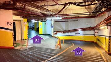 Un estacionamiento subterráneo con espacios de estacionamiento señalizados B2 y B3.