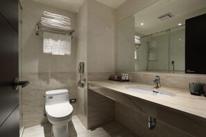 Shower, slippers, towels - Hotel Formosa (Caotun)