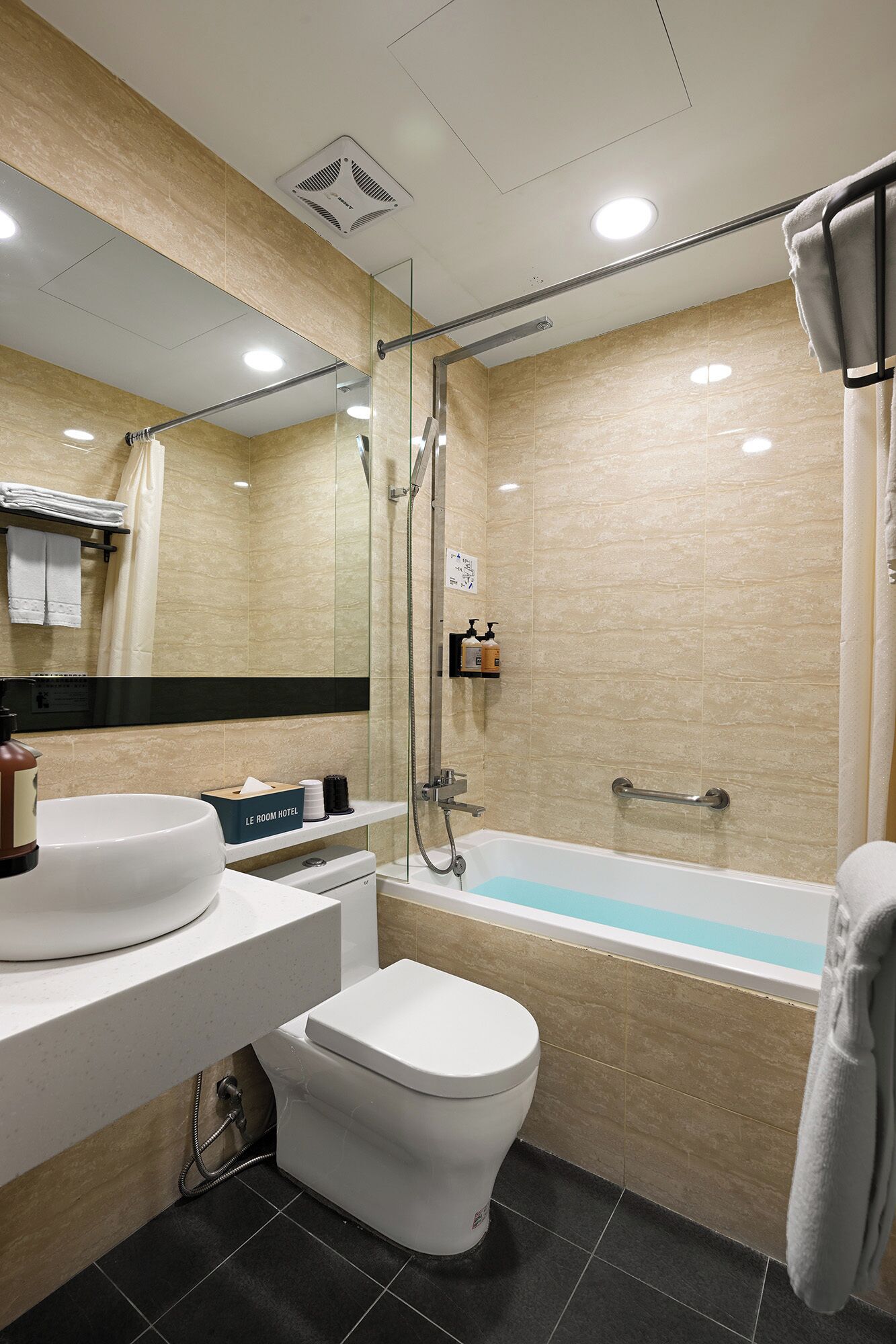 deluxe twin room | bathroom | combined shower/bathtub, deep-soaking bathtub, hair dryer, towels