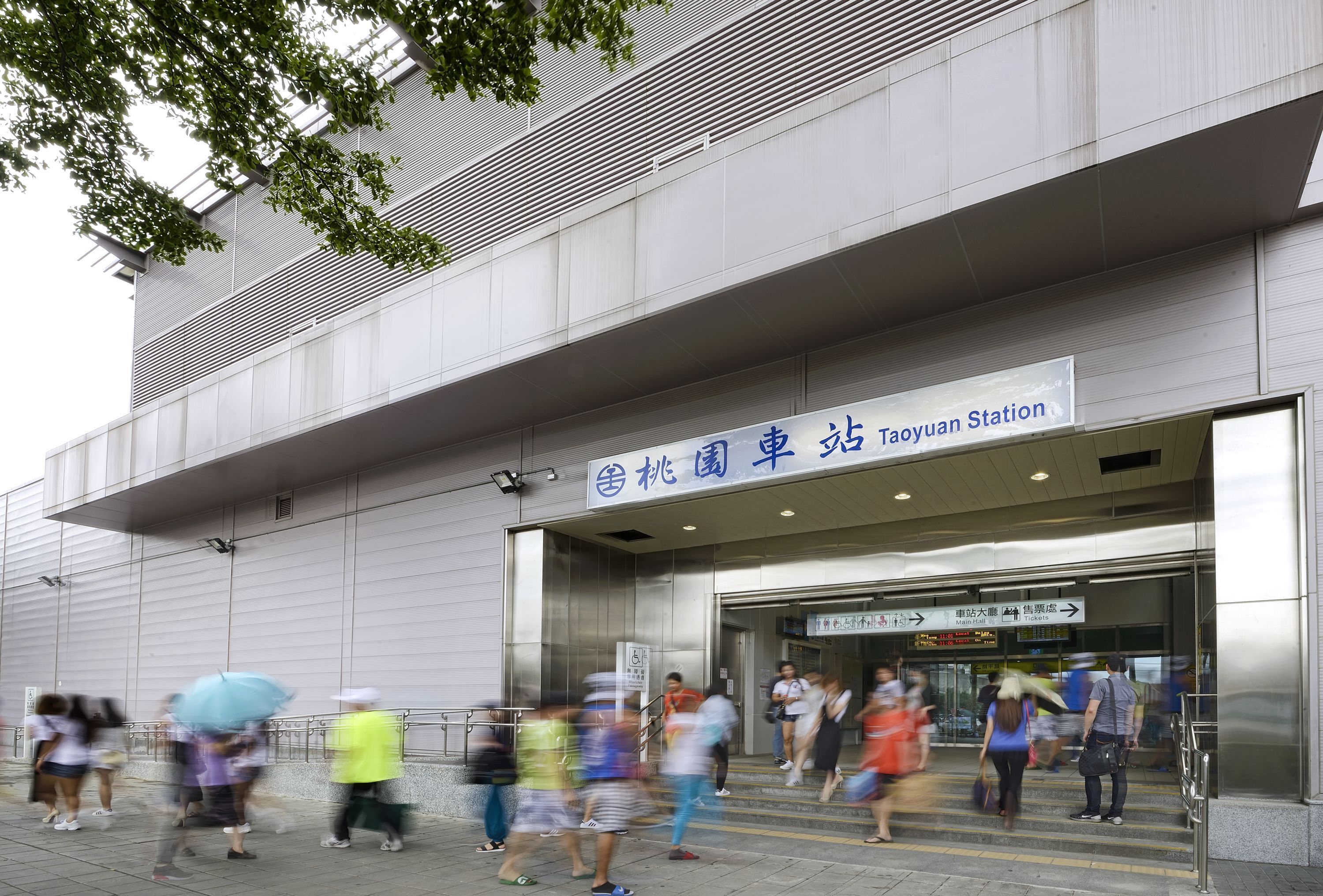 A modern building with a sign reading "Toyo'yan Station".