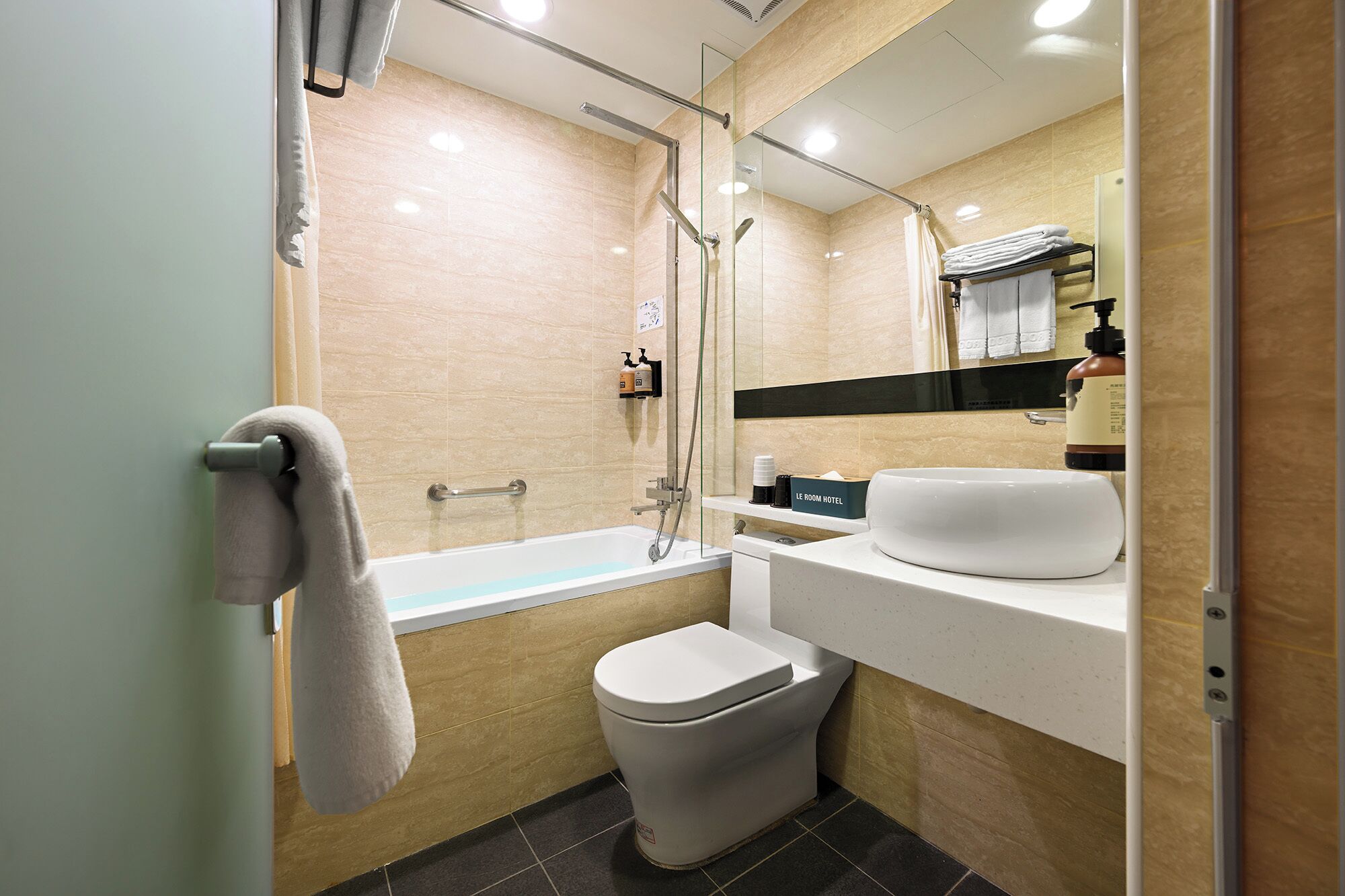 elite triple room | bathroom | combined shower/bathtub, deep-soaking bathtub, hair dryer, towels