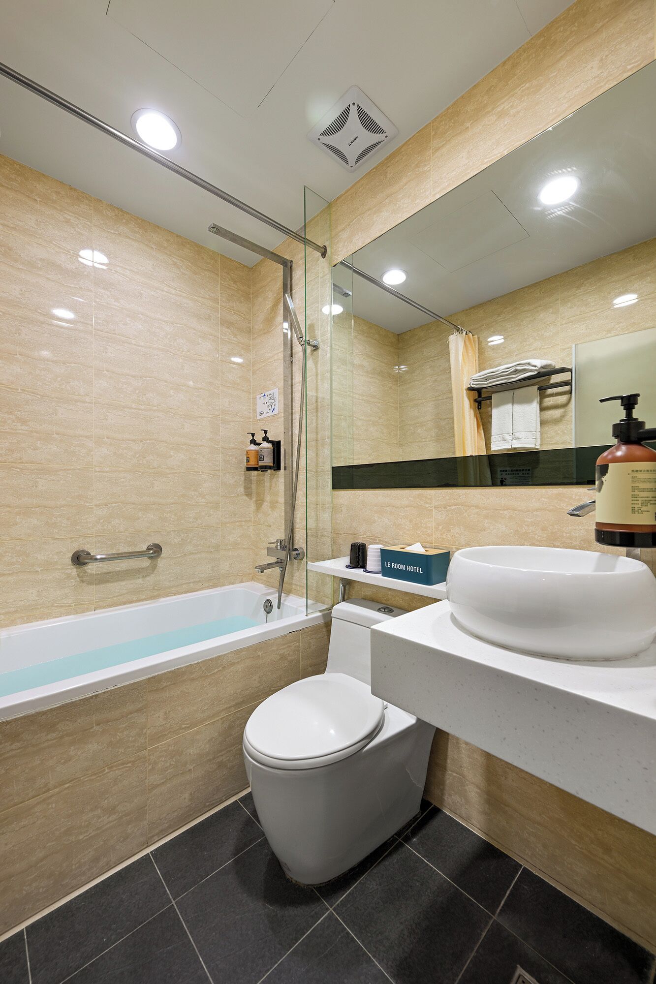 deluxe double room | bathroom | combined shower/bathtub, deep-soaking bathtub, hair dryer, towels