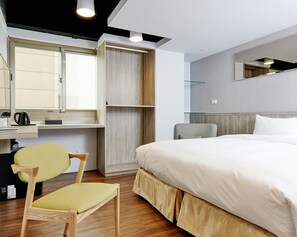 Habitación doble estándar, baño en la habitación | Ropa de cama de alta calidad, edredón y escritorio