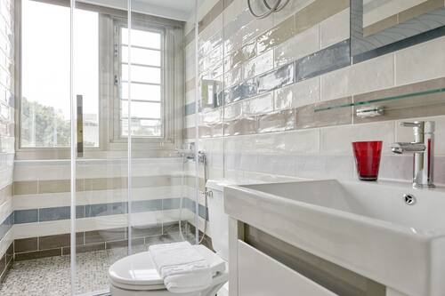 Superior-Dreibettzimmer, mit Bad | Badezimmer | Dusche, Haartrockner, Hausschuhe, Handtücher