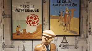 Two posters with Eiffel Tower illustrations and text in French. - Bon Hotel Taipei (Taipei)