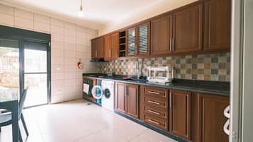 Full-sized fridge, microwave, oven, stovetop