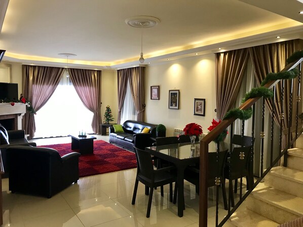 Una televisión de pantalla plana