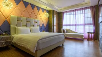 Executive Suite Room | Premium bedding, down comforters, in-room safe, desk