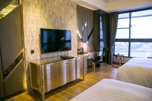1 bedroom, premium bedding, down duvets, in-room safe