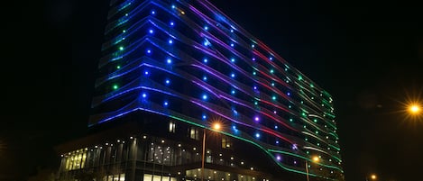 Voorkant accommodatie - avond/nacht