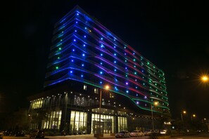 Front of property – evening/night - Sun Hao International Hotel (Douliou)