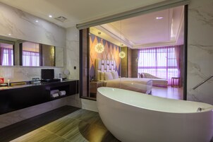 Executive Suite Room | Bathroom | Separate tub and shower, deep soaking tub, hair dryer, slippers