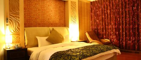 Luxury Room, 1 Double Bed, Non Smoking, Jetted Tub | Premium bedding, desk, blackout curtains, soundproofing