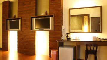 Quarto quádruplo superluxo, 2 camas de casal, para não fumantes, banheira de hidromassagem | Roupas de cama premium, escrivaninha, cortinas blackout