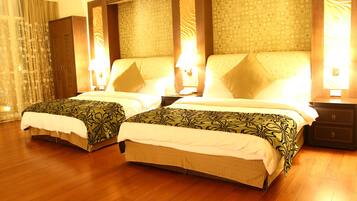 Luxury-Vierbettzimmer, 2 Doppelbetten, Nichtraucher, Whirlpool | Hochwertige Bettwaren, Schreibtisch, Verdunkelungsvorhänge