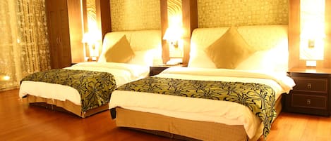 Quadrupla Luxury, 2 letti matrimoniali, non fumatori, idromassaggio | Biancheria da letto di alta qualità, una scrivania, tende oscuranti
