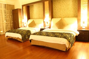 Luxury Quadruple Room, 2 Double Beds, Non Smoking, Jetted Tub | Premium bedding, desk, blackout drapes, soundproofing - Constellation Coast B&B (Hualien City)