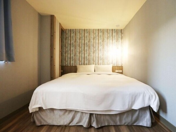 Standard Double Room | Minibar, in-room safe, individually decorated, individually furnished - Central Hotel (Taoyuan City)