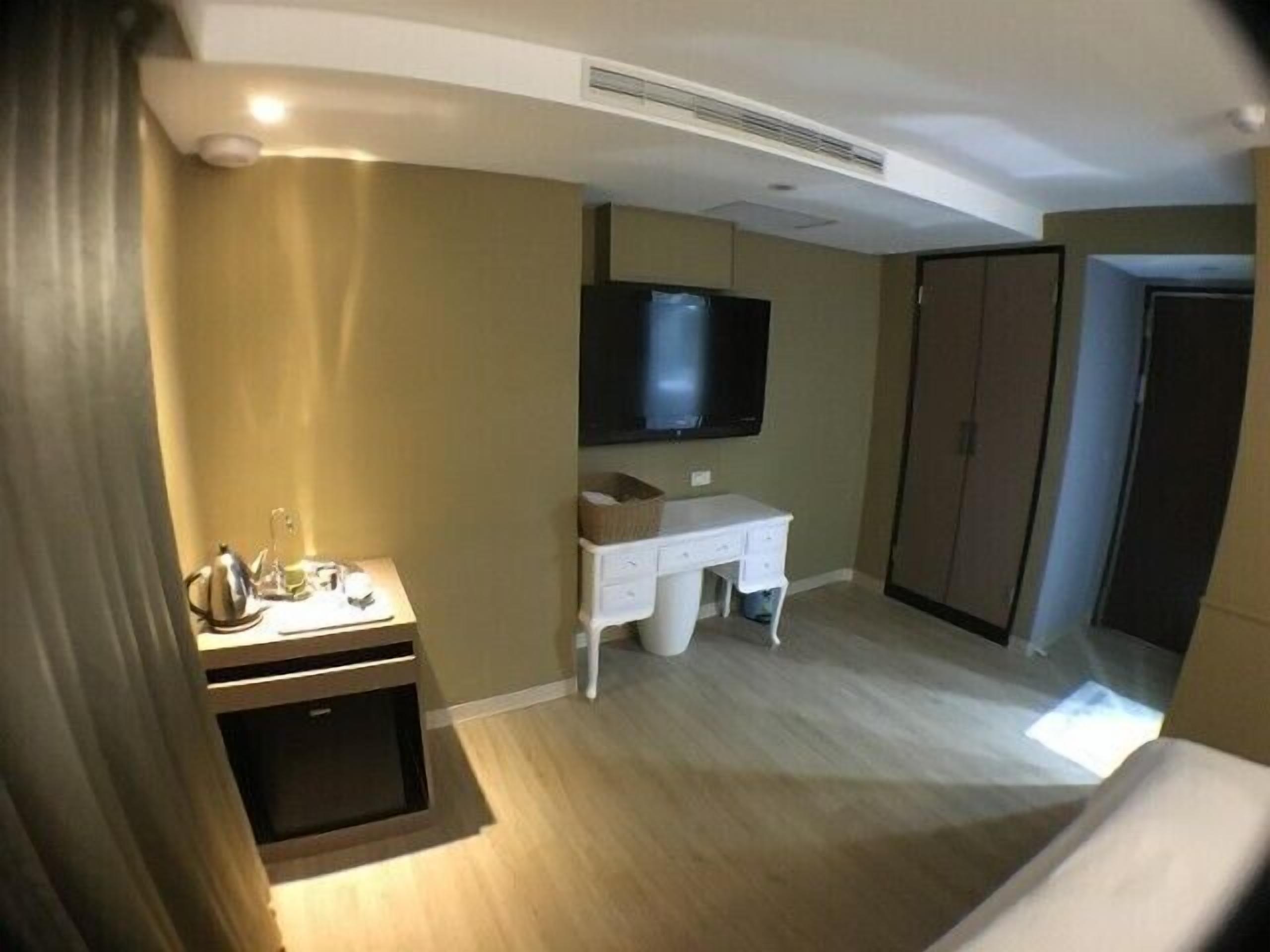 design double room | minibar, in-room safe, individually decorated, individually furnished