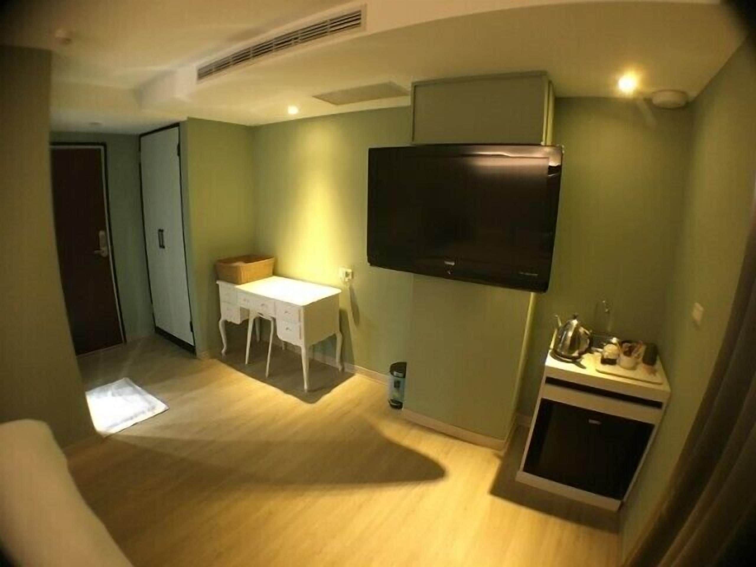 design double room | minibar, in-room safe, individually decorated, individually furnished