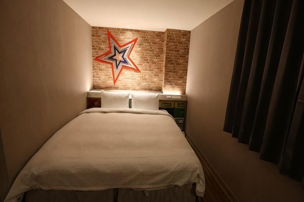 Een minibar, een kluis op de kamer, een bureau, geluiddichte muren