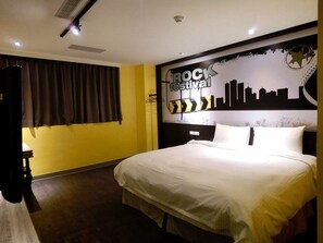 Design Double Room | Minibar, in-room safe, individually decorated, individually furnished