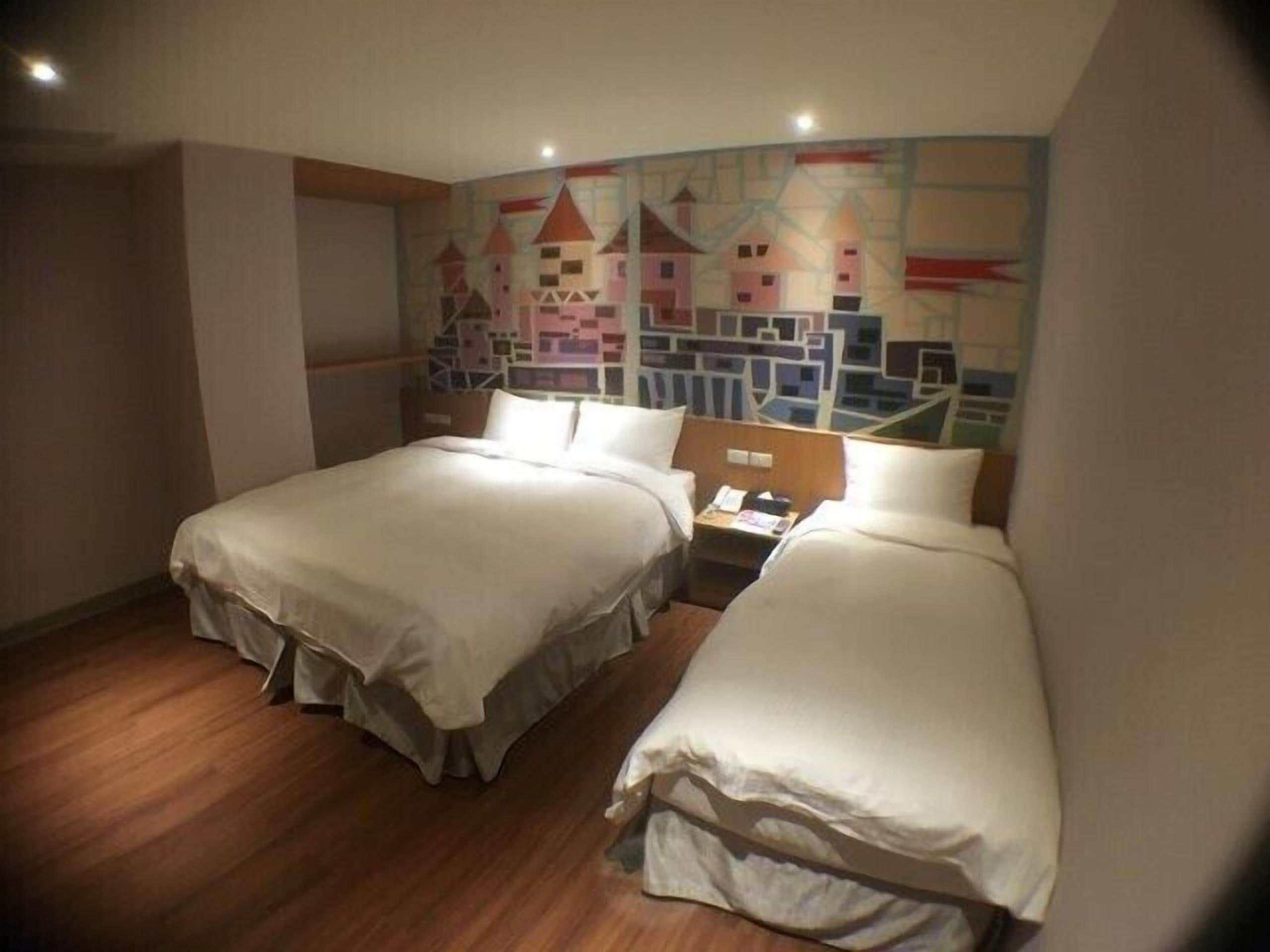 standard triple room | minibar, in-room safe, individually decorated, individually furnished