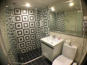 Shower, free toiletries, hair dryer, slippers - Central Hotel (Taoyuan City)