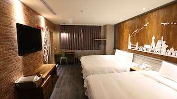 Standard-Vierbettzimmer | Minibar, Zimmersafe, individuell dekoriert, individuell eingerichtet