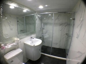 Een douche, gratis toiletartikelen, een haardroger, pantoffels