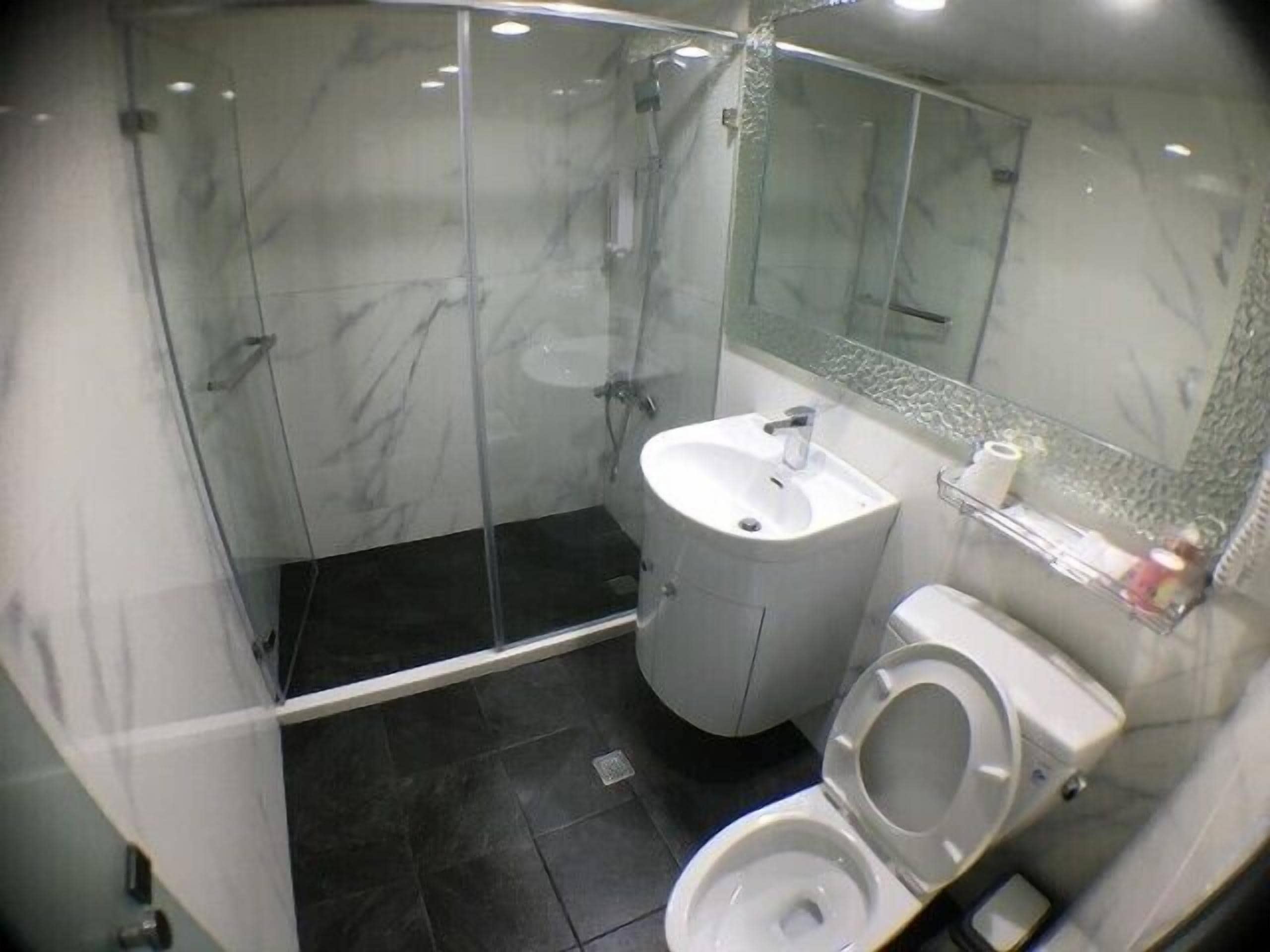 design double room | bathroom | shower, free toiletries, hair dryer, slippers