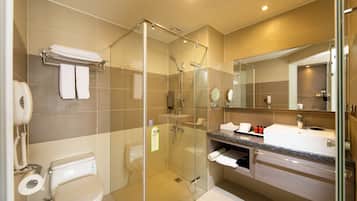 Minibaari, tallelokero huoneessa, työpöytä, pimennysverhot