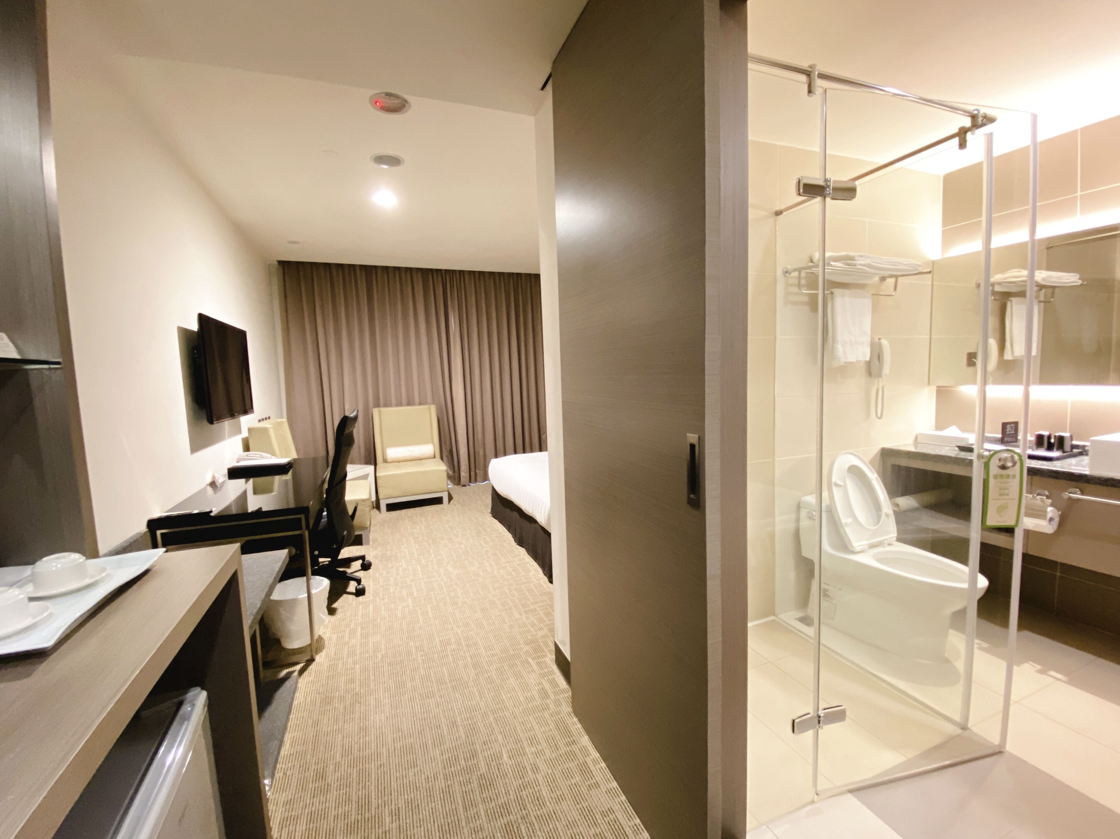 deluxe double room | bathroom | hair dryer, slippers, towels