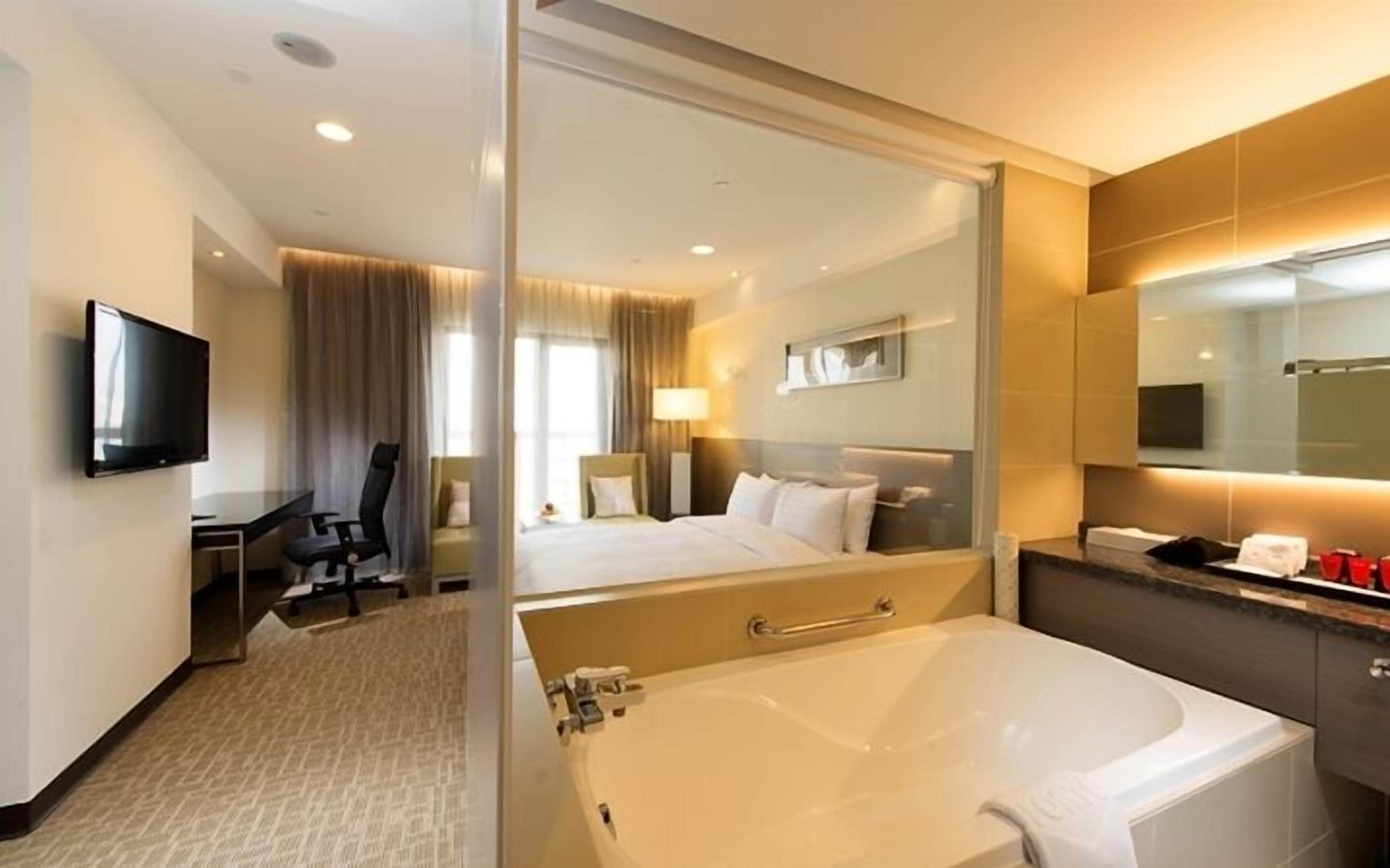 deluxe double room | minibar, in-room safe, desk, blackout curtains