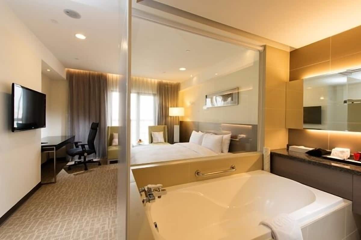 deluxe double room | minibar, in-room safe, desk, blackout curtains