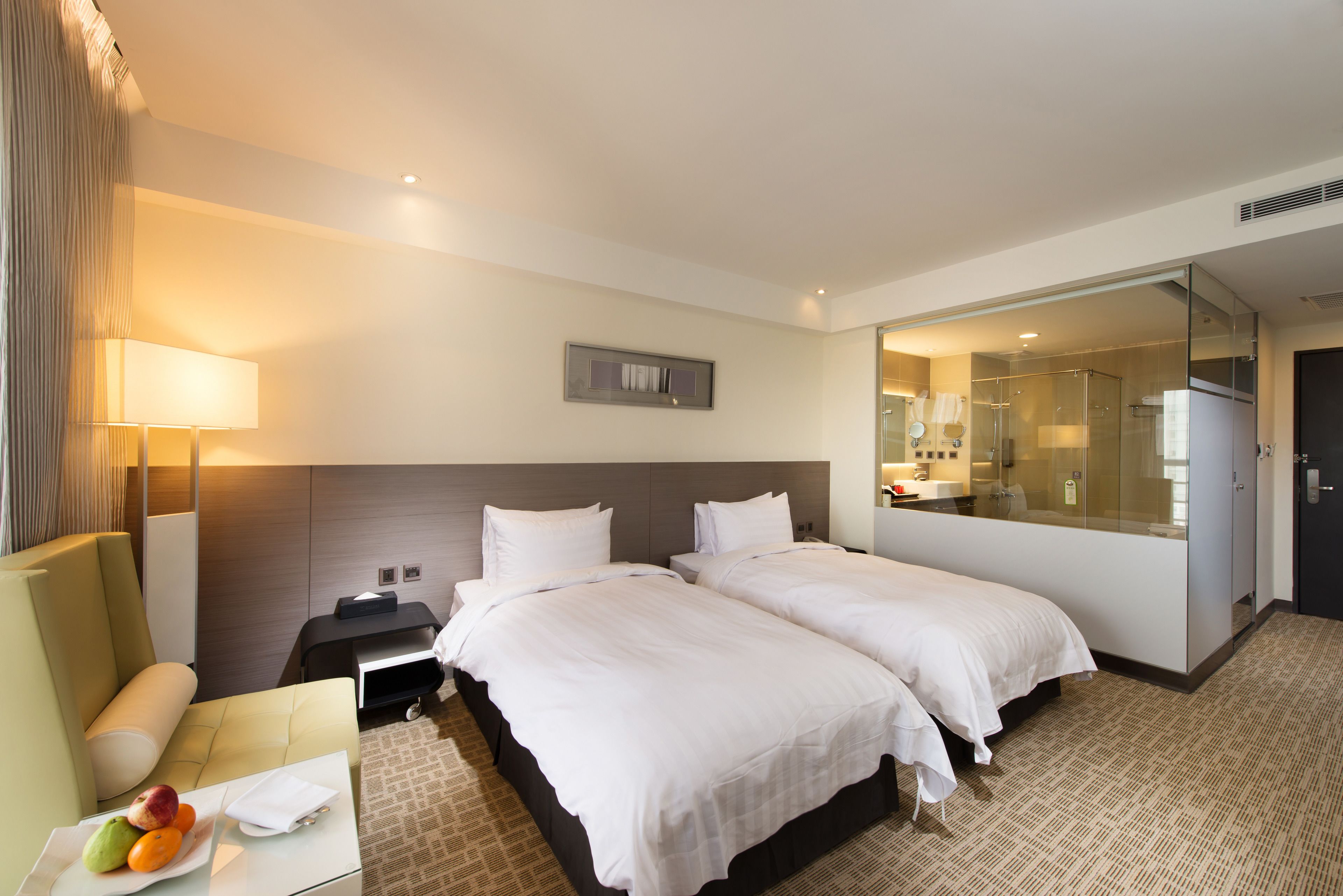 deluxe twin room | minibar, in-room safe, desk, blackout curtains