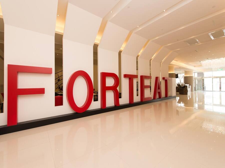 A modern interior with a large red sign reading 'FORTET'.