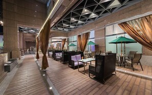 ランチに営業 (多国籍料理)