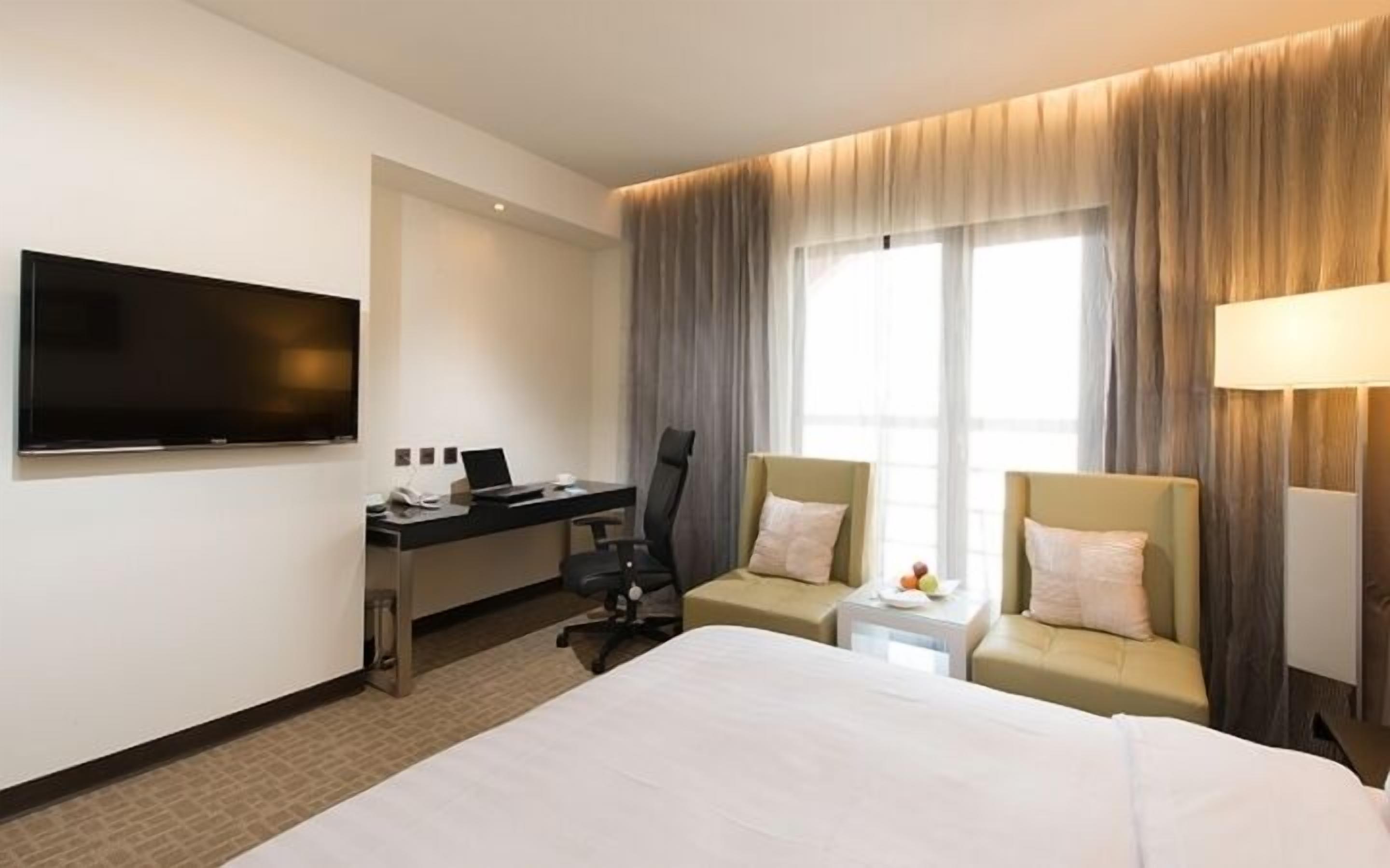 deluxe double room | minibar, in-room safe, desk, blackout curtains