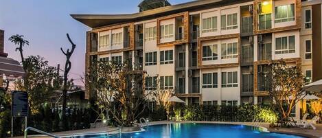 Kolam renang terbuka, payung kolam, kerusi lepak pantai