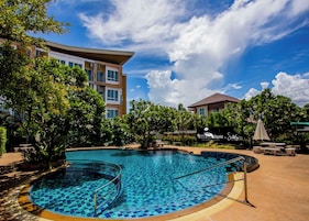 สระว่ายน้ำกลางแจ้ง, ร่มริมสระว่ายน้ำ, เก้าอี้อาบแดดริมสระ