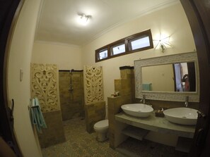 Doccia, set di cortesia gratuito, asciugacapelli, asciugamani