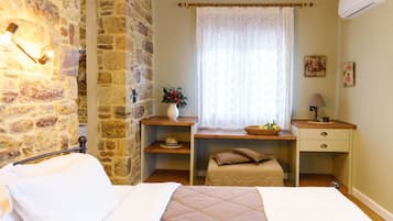 Standaard tweepersoonskamer | Individueel gedecoreerd, individueel gemeubileerd, een bureau