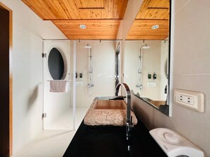 Superior tweepersoonskamer | Badkamer | Een douche, gratis toiletartikelen, een haardroger, pantoffels
