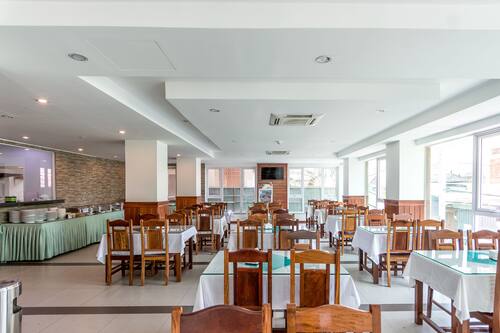 Petit déjeuner, déjeuner et dîner servis sur place