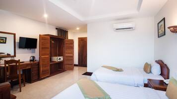 Artículos de tocador gratuitos, secador de pelo, pantuflas, toallas